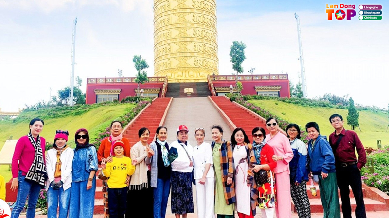Cong-ty-tnhh-dich-vu-du-lich-loc-huynh