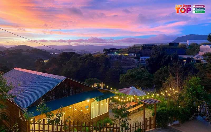 Mua-xuan-tren-can-nha-go-homestay-lamdongtoplist